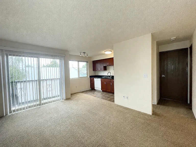 Imperial Crown Manor — Photo 14