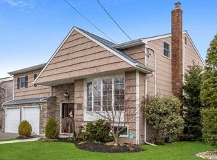 3135 Camden Ln, Merrick, NY 11566