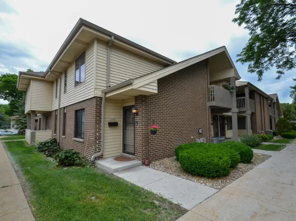 1647 South Carriage LANE #13, New Berlin, WI 53151
