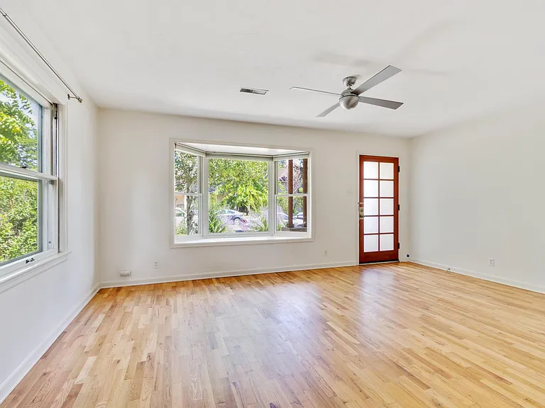 810 Hawthorn Ave — Photo 5