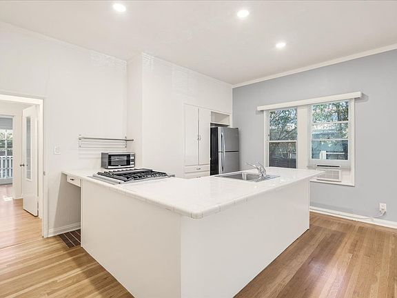 4th image of 318 Emerson St #2