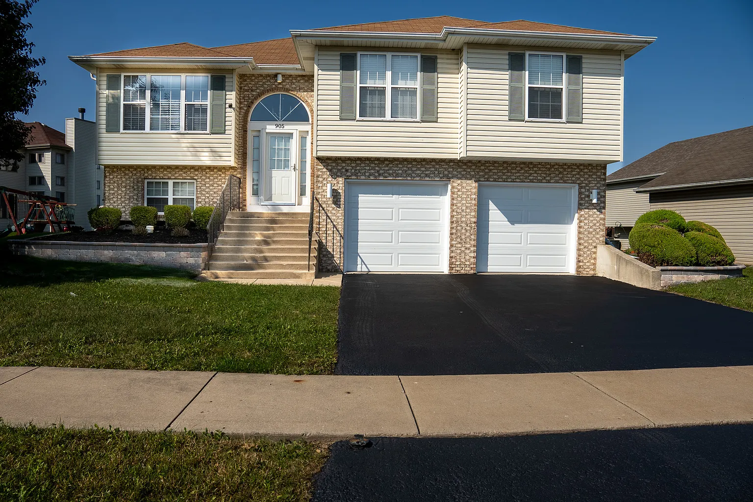 905 Mary Byrne Dr photo 1