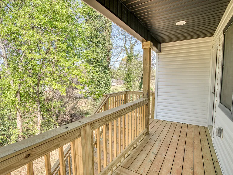 111 Iris Ln — Photo 2