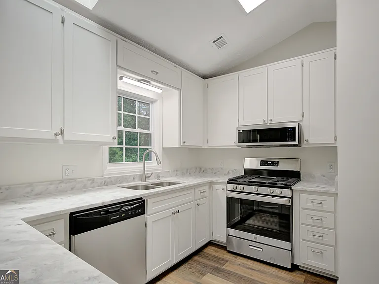 220 Fontaine Way — Photo 7