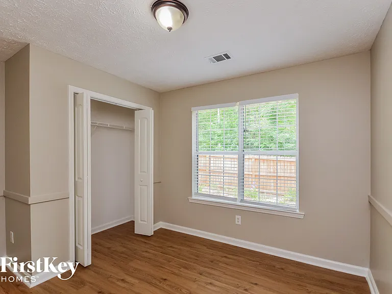 220 Lakefront Dr — Photo 12