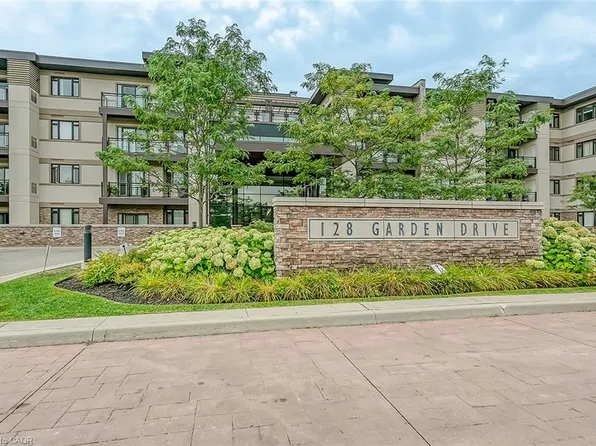 128 Garden Dr #102, Oakville, ON L6K 0H7