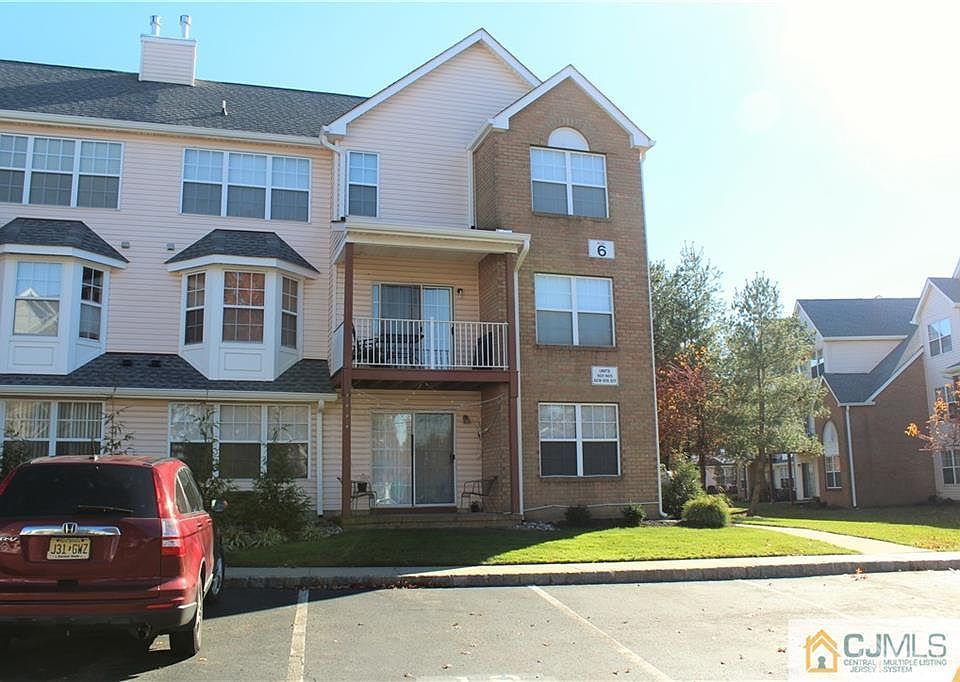 1st image of 605 Hampshire Dr
