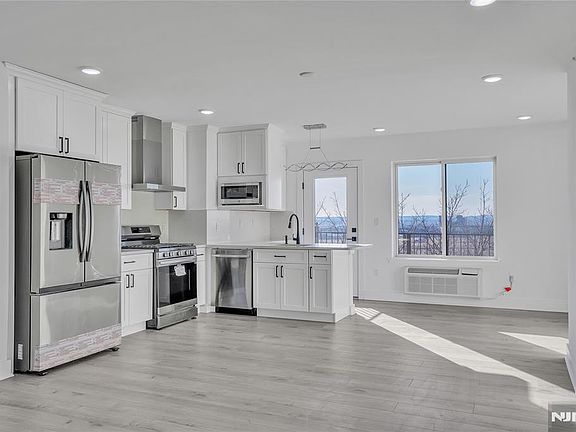 5th image of 2601 Jane St #304