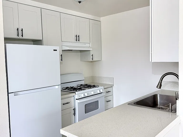 12521 Saticoy St #4 — Photo 7