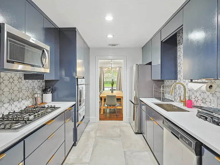 1012 Cloverdale Ln — Photo 13