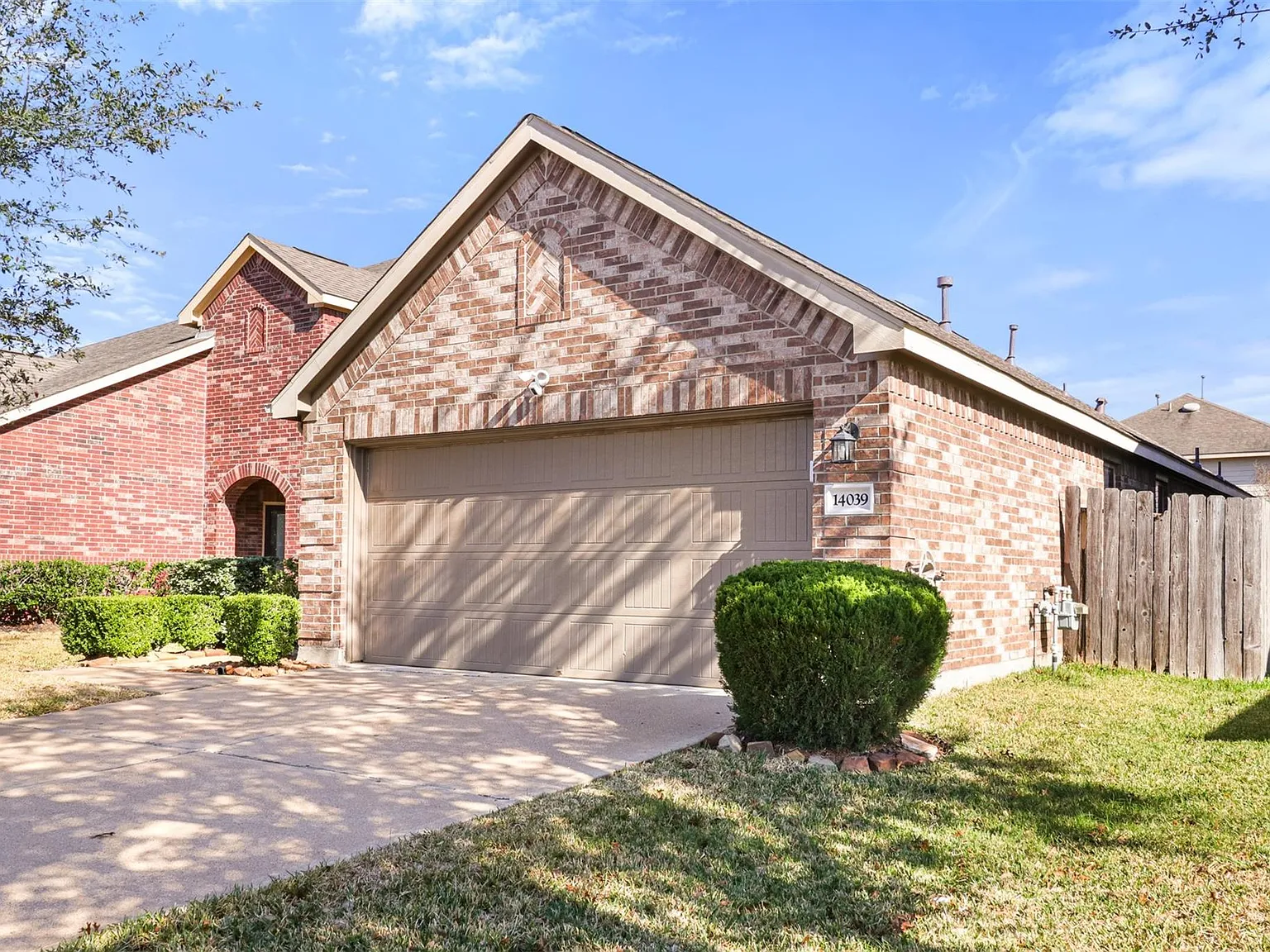3 bed, 2.0 bath, 1466 sqft, $3,700 — Photo 3
