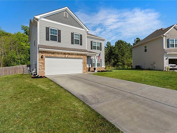 2nd image of 6 Oak Ridge Ct NE