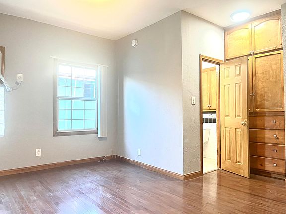 3rd image of 1172 N Kingsley Dr
