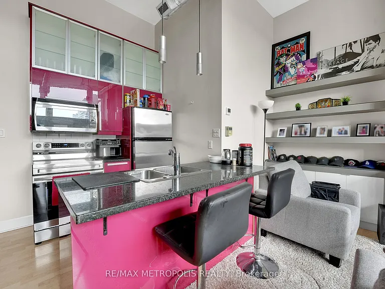 276 King St W #207 — Photo 13