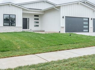 5028 152nd St, Urbandale, IA 50323