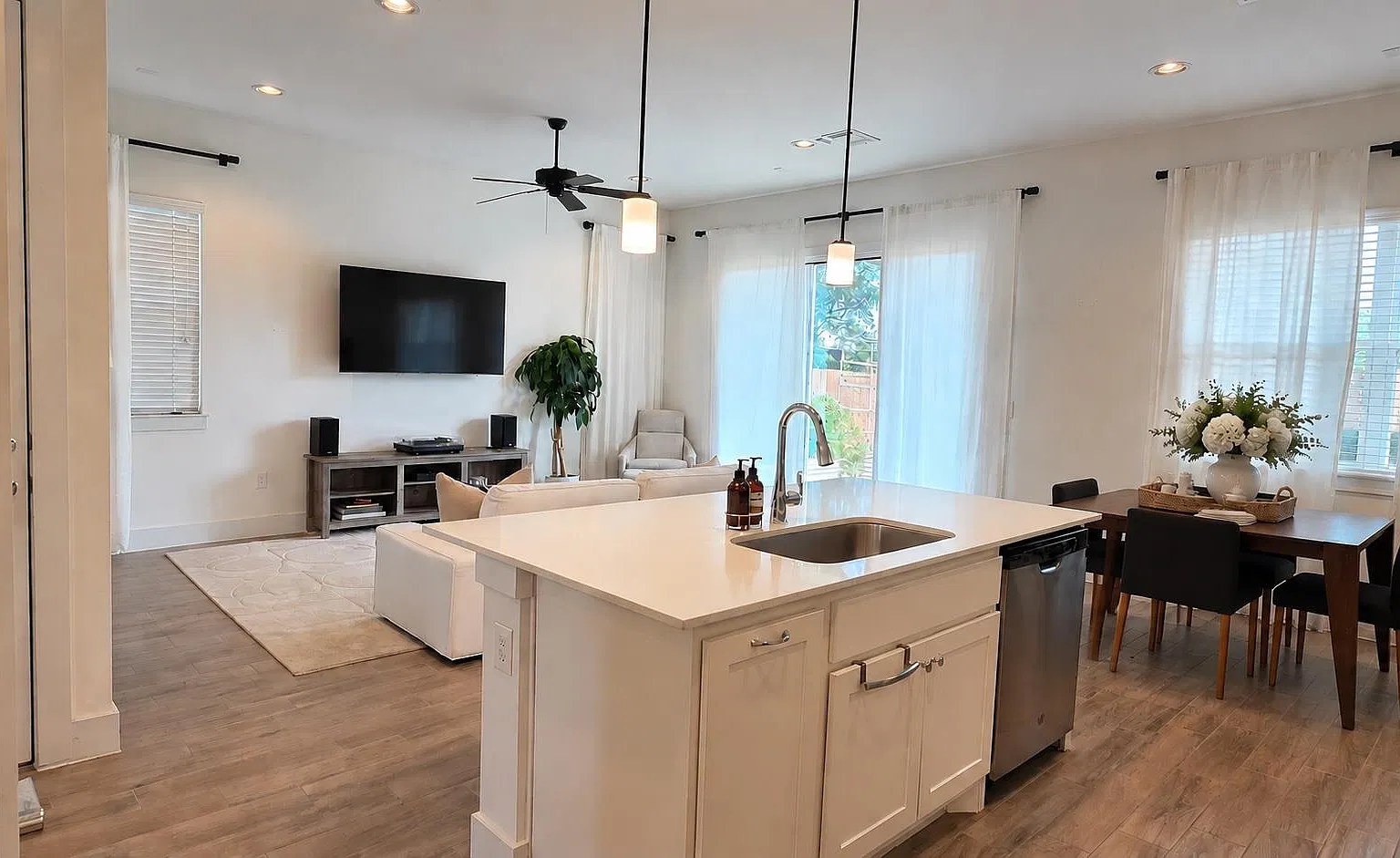 2 bed, 2.5 bath, 1551 sqft, $2,400 — Photo 4