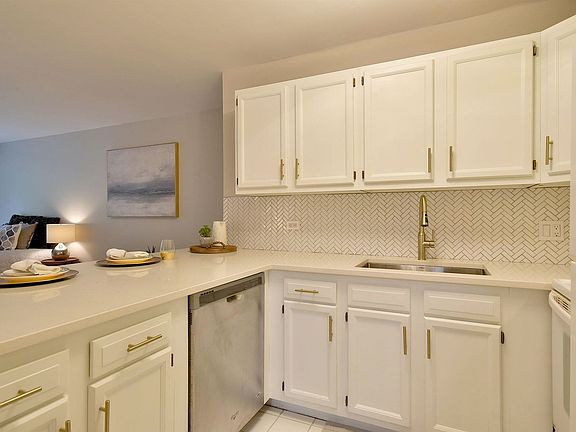 4th image of 5800 Oakwood Dr Unit 1J