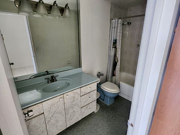 5th image of 2121 N Bayshore Dr APT 901