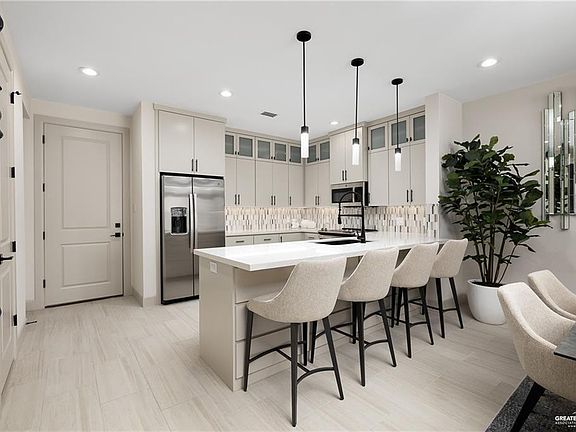 5th image of 225 Canary Ave
