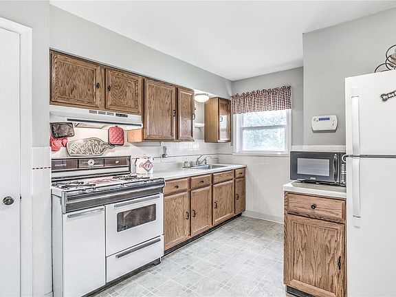4th image of 915 Saint Jean St