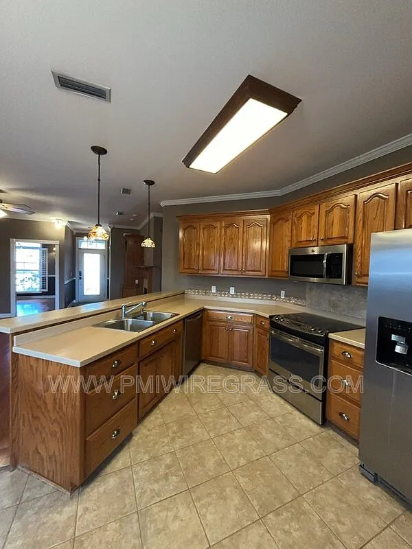 3 bed, 2.0 bath, 1822 sqft, $2,013 — Photo 3