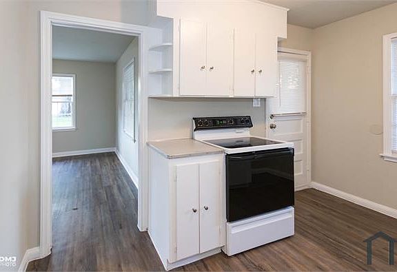 3rd image of 2558 Broadway St