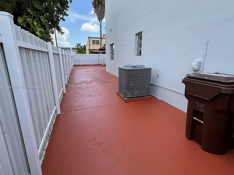 1820 W 72nd Pl — Photo 5