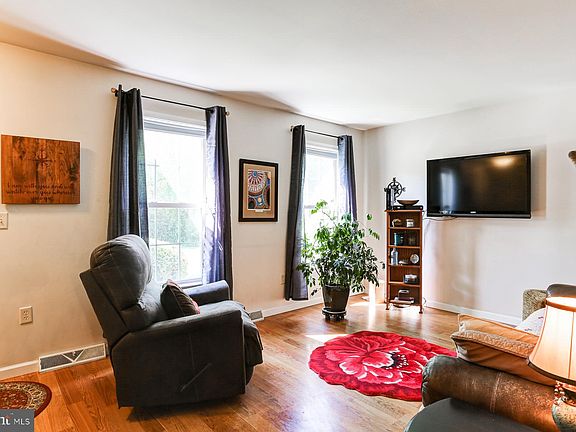 4th image of 312 Race St
