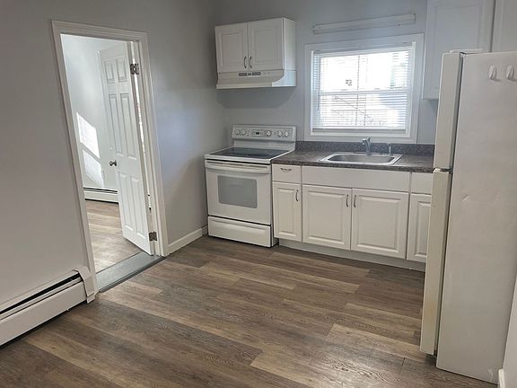 3rd image of 266 Lonsdale Ave #1R