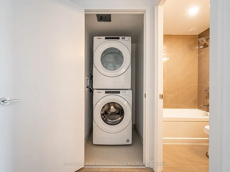 665 Queen St E #401 — Photo 8