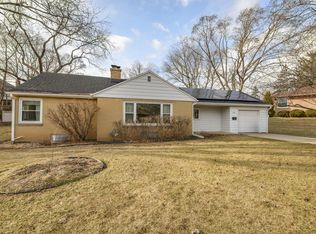 225 West Alta Loma CIRCLE, Thiensville, WI 53092