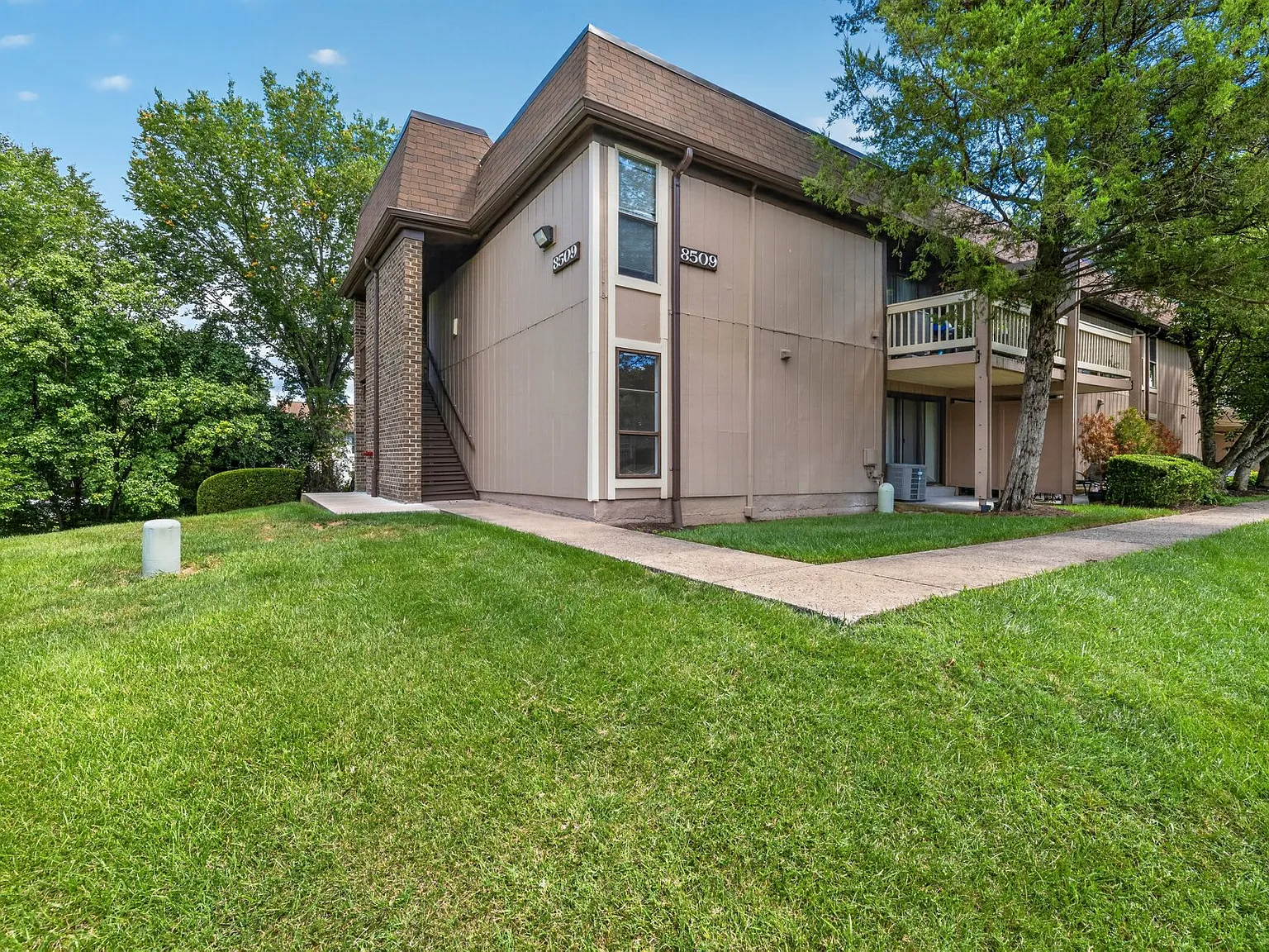 2 bed, 790 sqft, $2,250 — Photo 1