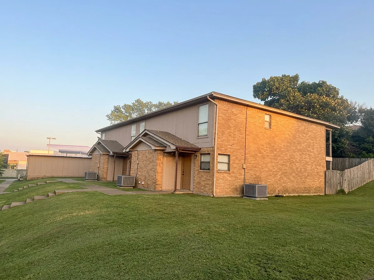 220 Vista Way — Photo 1