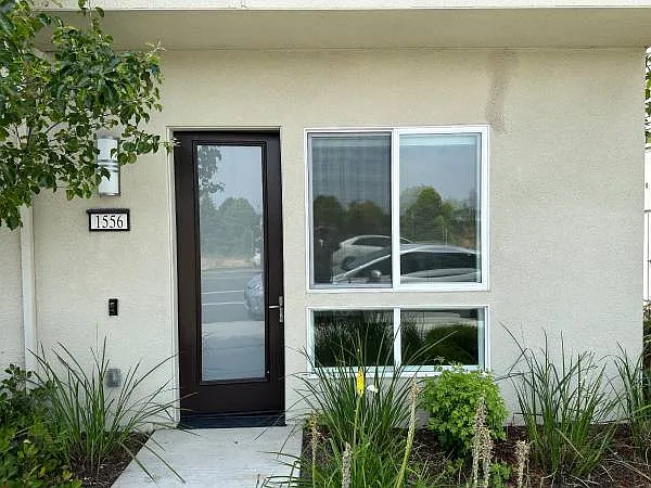 1556 Wright Ave — Photo 2
