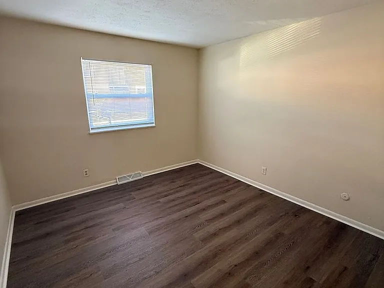 Lawrence Glen Apartments — Photo 39