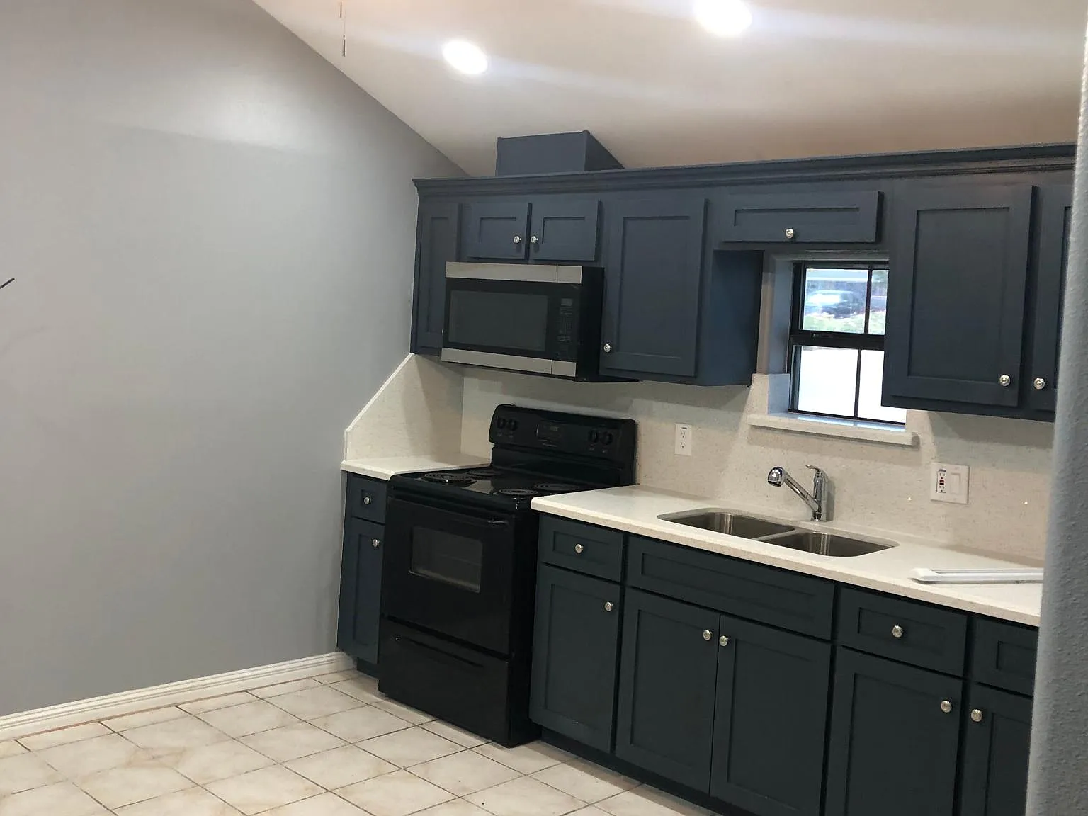 1522 N Dunlap Ave — Photo 3