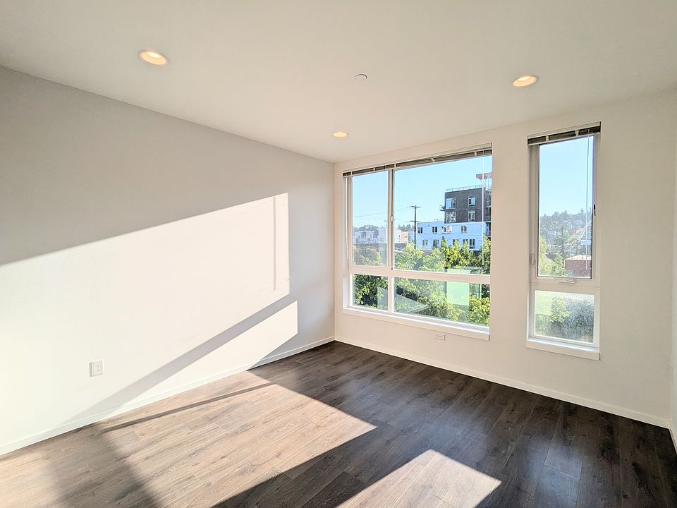 2nd floor: living room