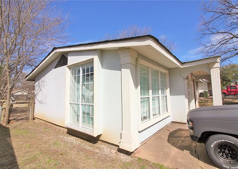 1st image of 915 E Inwood Dr