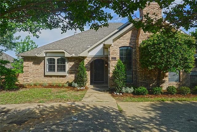1st image of 2915 Cambridgeshire Dr