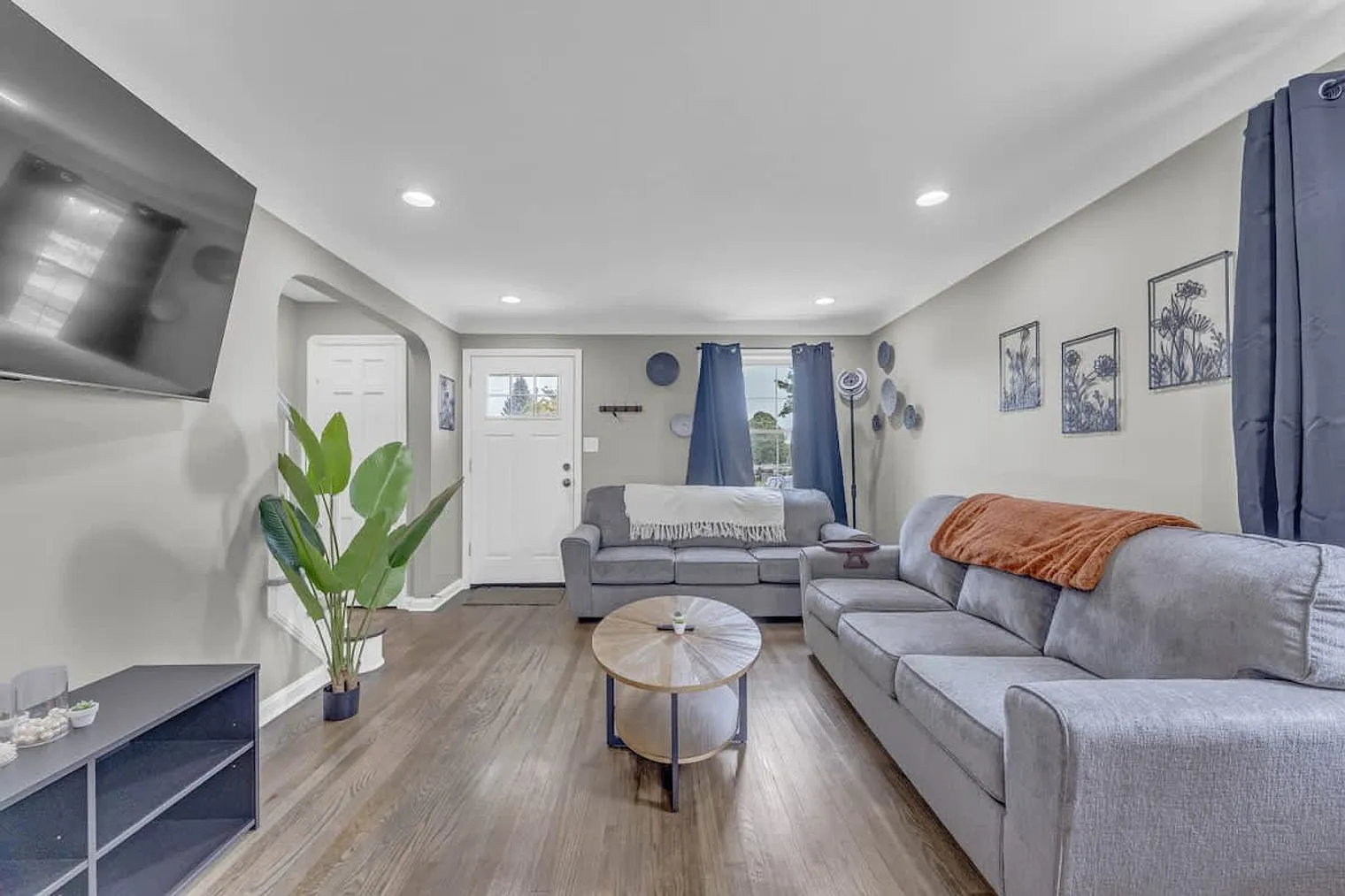 2 bed, 1.0 bath, 1065 sqft, $2,271 — Photo 1