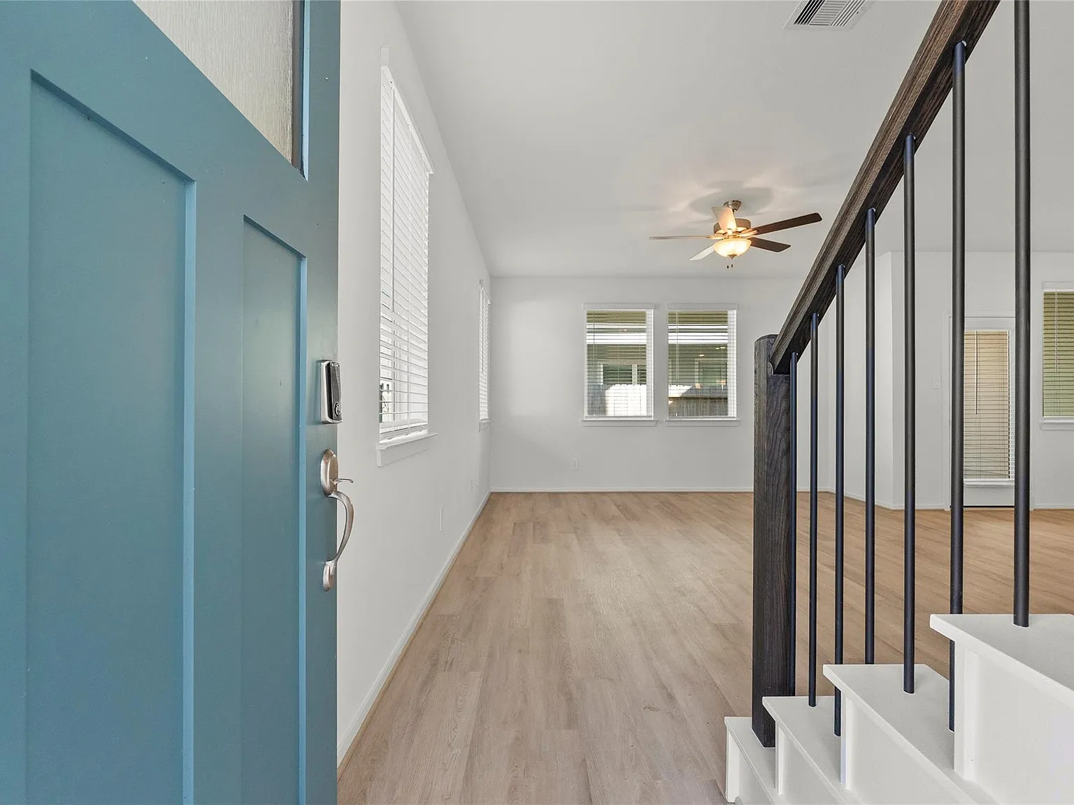 3 bed, 2.5 bath, 1727 sqft, $2,450 — Photo 3