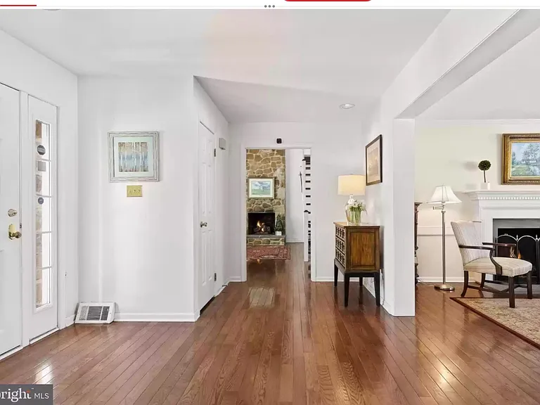 684 Wetherby Ln — Photo 3