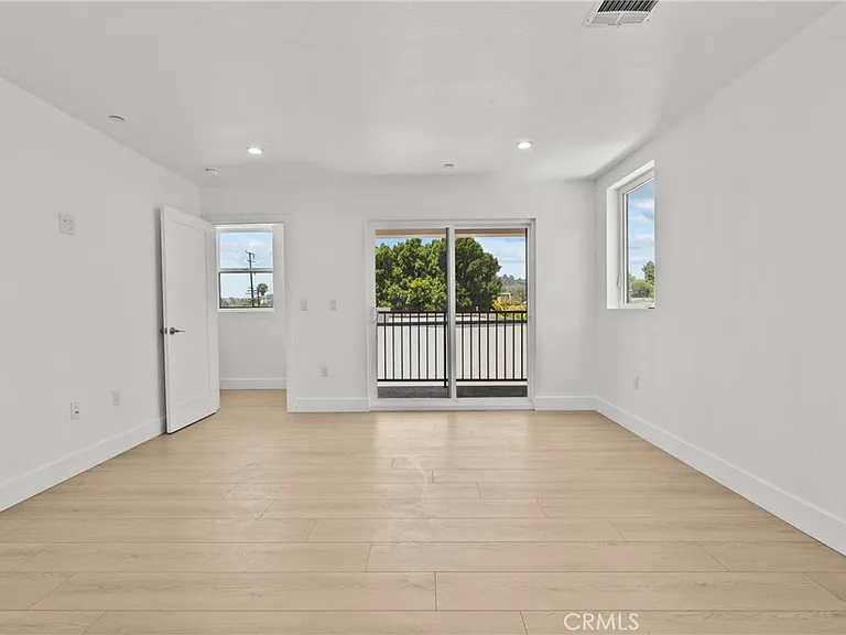 322 Leslie Way — Photo 9