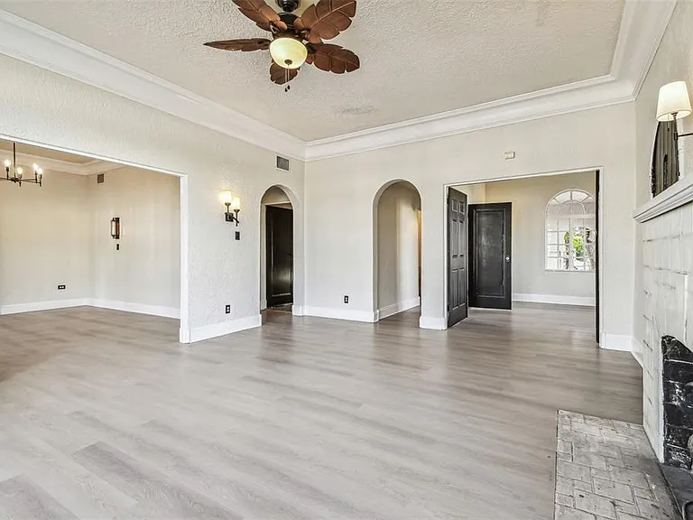 2102 W La Salle St — Photo 4