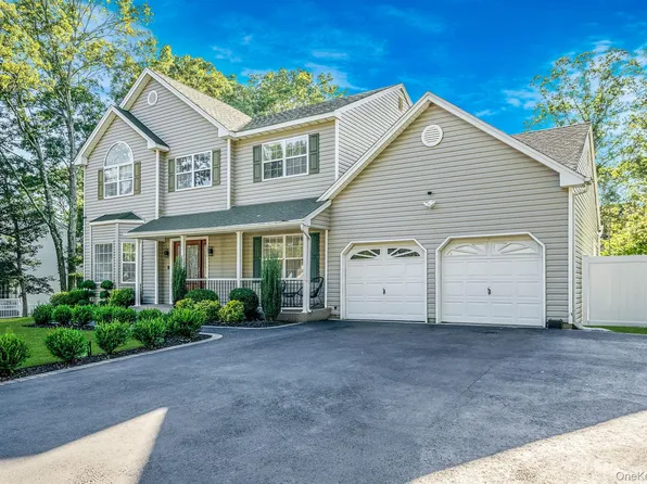 3 Embassy Rd, Selden, NY 11784
