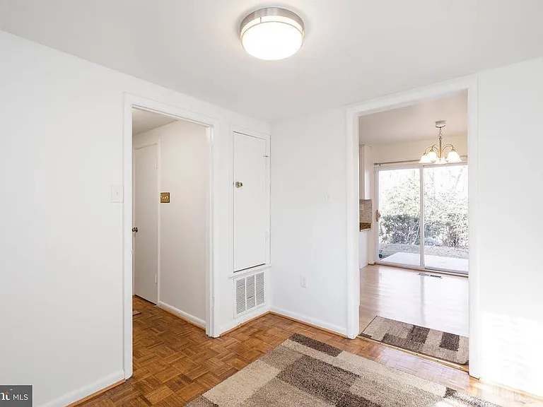 12265 Greenleaf Ave — Photo 4