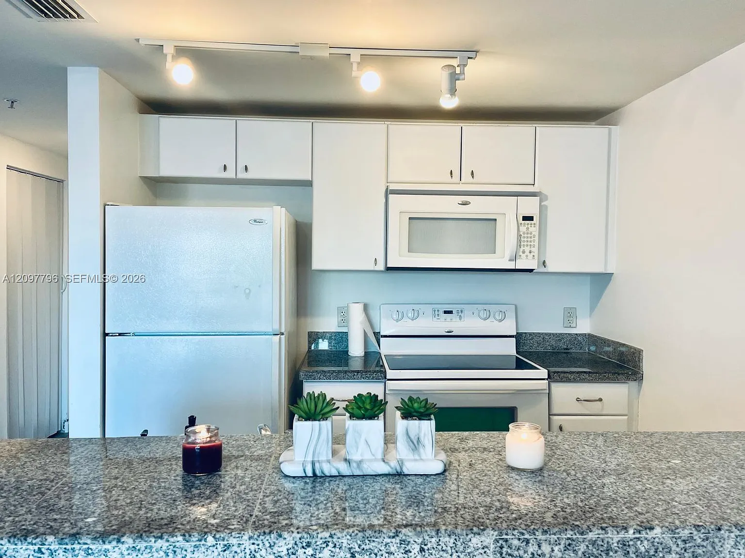 2740 SW 28th Ter — Photo 4