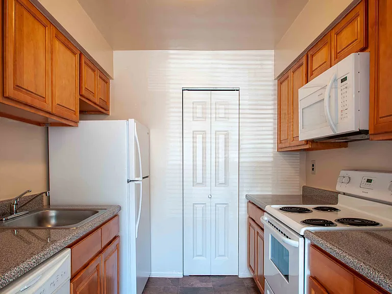 Lincoln Park Apartments and Townhomes — Photo 1
