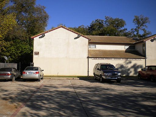 1st image of 805 N Oak St APT 103