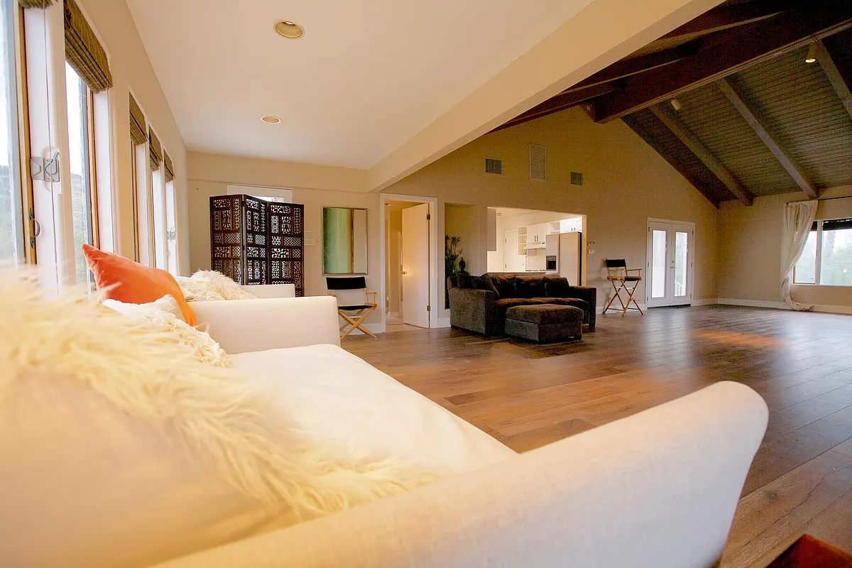 Building Photo - Parkway Calabasas